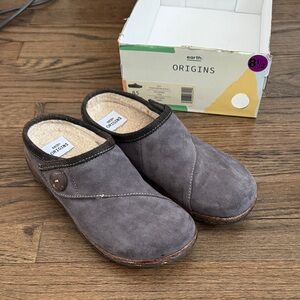 Earth origins 8.5 Gray Suede Clogs with Cozy Lining
